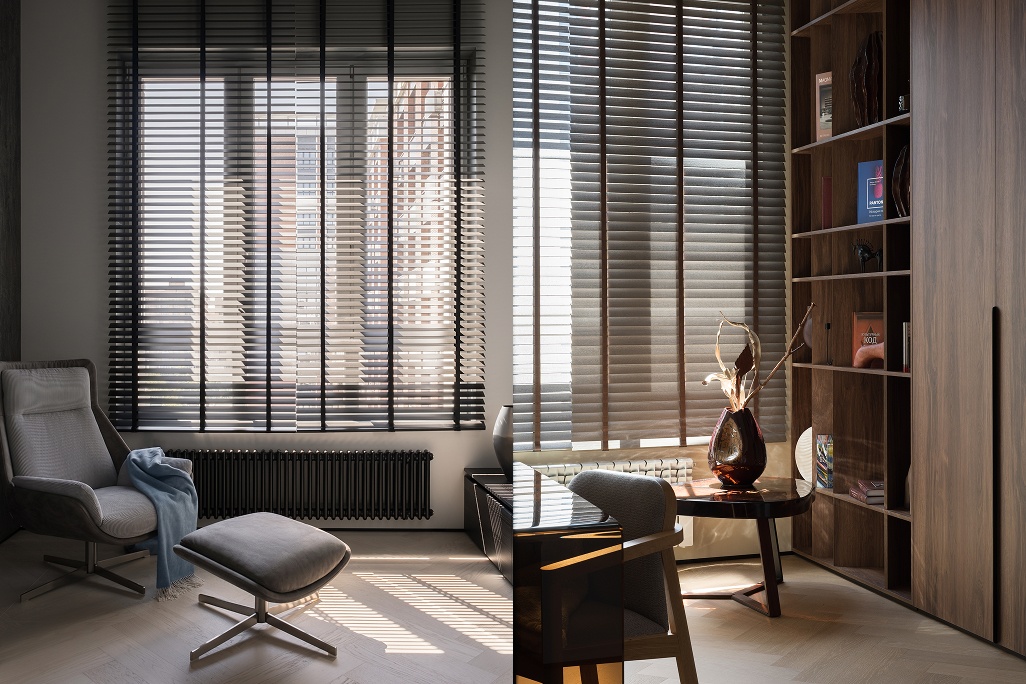 Современный домашний кабинет со светлым деревянным напольным покрытием, рабочим столом, мягким креслом и панорамными окнами
